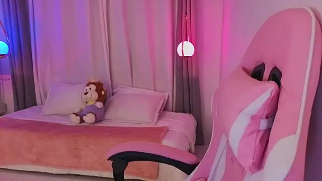 Snapshot of Nallah_ chatting on 11.19.25 Nallah online show from 11.19.25