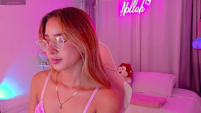 Snapshot of Nallah_ chatting on 11.28.25 Nallah online show from 11.28.25