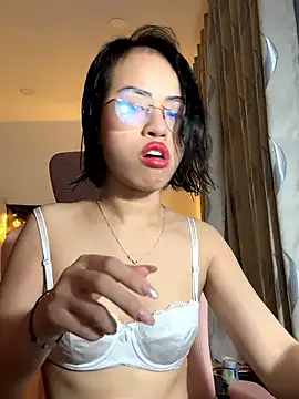 Snapshot of EllieYoon chatting on 12.20.25 EllieYoon online show from 12.20.25