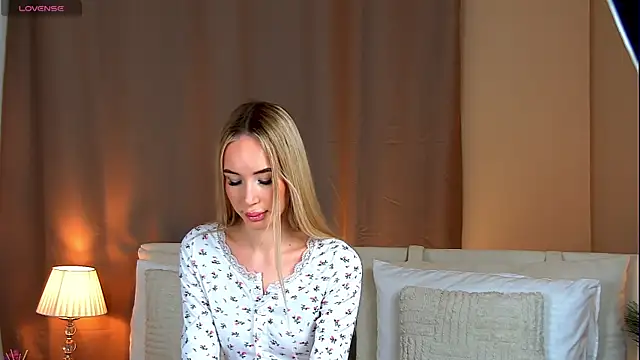 Snapshot of MaryDavies chatting on 11.27.25 MaryDavies online show from 11.27.25