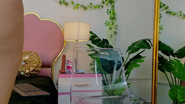 Snapshot of NaiaWhisper chatting on 10.22.25 NaiaWhisper online show from 10.22.25