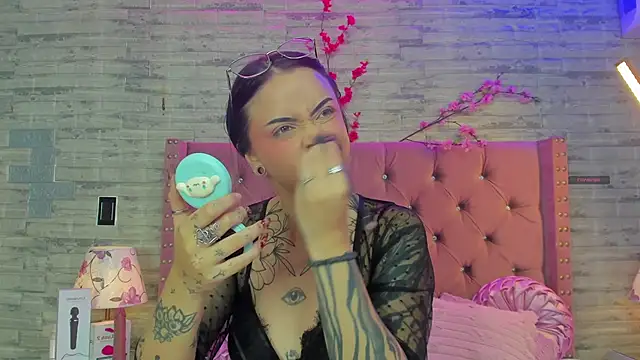 Snapshot of NaiaWhisper chatting on 11.16.25 NaiaWhisper online show from 11.16.25