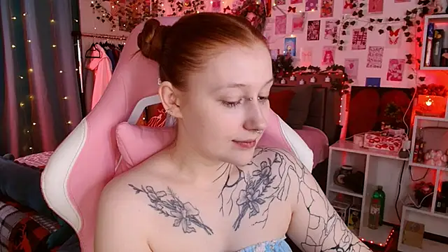 Snapshot of Ayla_Hicks chatting on 12.21.25 Ayla Hicks online show from 12.21.25