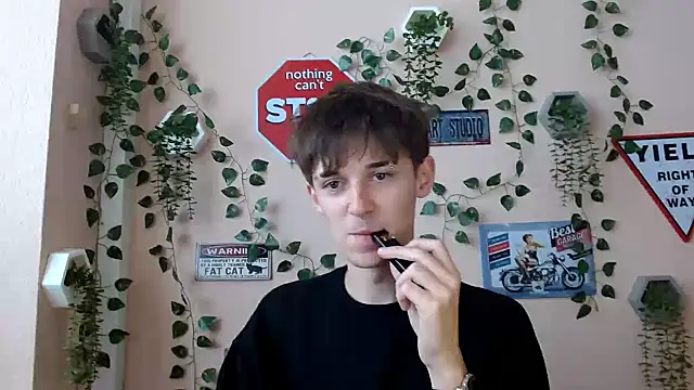 Snapshot of Hoot_Dude_ chatting on 10.06.25 Hoot Dude  online show from 10.06.25