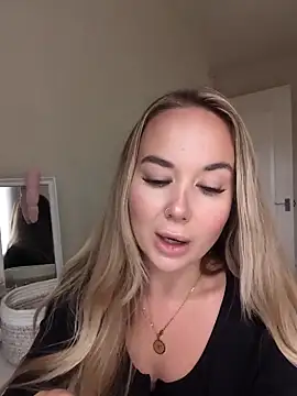 Snapshot of BarbieDolly_x chatting on 09.24.25 BarbieDolly x online show from 09.24.25