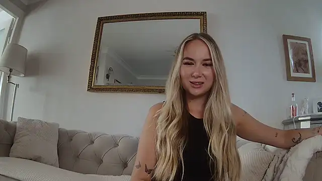 Snapshot of BarbieDolly_x chatting on 09.30.25 BarbieDolly x online show from 09.30.25