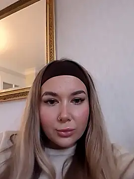 Snapshot of BarbieDolly_x chatting on 11.07.25 BarbieDolly x online show from 11.07.25