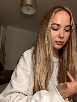 Snapshot of BarbieDolly_x chatting on 11.09.25 BarbieDolly x online show from 11.09.25