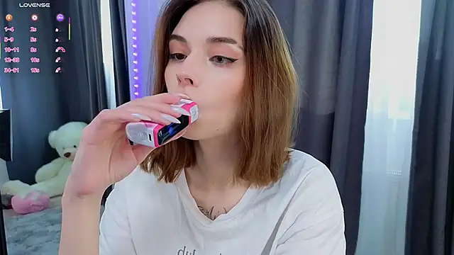 Snapshot of LunaraRada chatting on 10.21.25 LunaraRada online show from 10.21.25