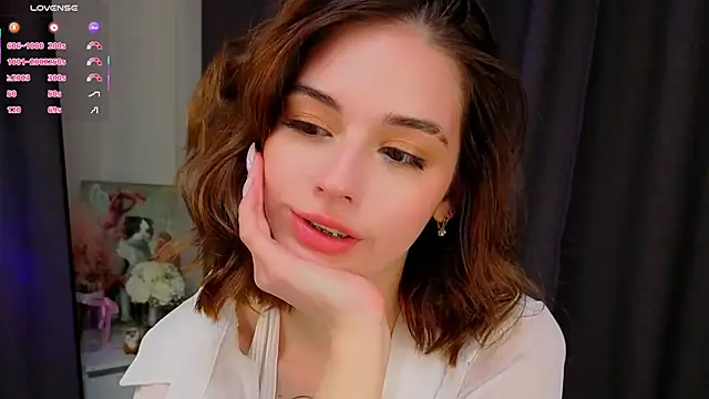 Snapshot of LunaraRada chatting on 10.27.25 LunaraRada online show from 10.27.25