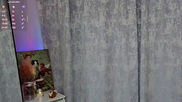 Snapshot of LunaraRada chatting on 11.10.25 LunaraRada online show from 11.10.25