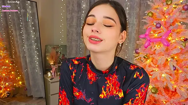 Snapshot of LunaraRada chatting on 12.16.25 LunaraRada online show from 12.16.25