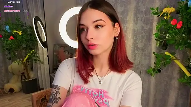 Snapshot of LunaraRada chatting on 02.06.26 LunaraRada online show from 02.06.26