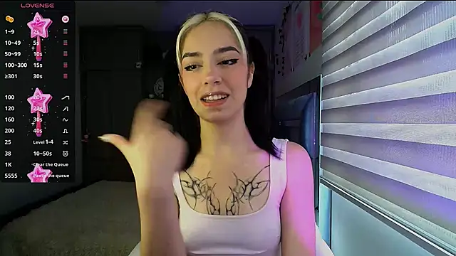 Snapshot of Kittyross chatting on 11.26.25 Kittyross online show from 11.26.25