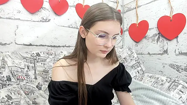 Snapshot of Shyly_Lisa chatting on 10.18.25 Shyly Lisa online show from 10.18.25