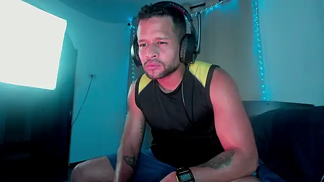 Snapshot of LucasGaeel chatting on 10.02.25 LucasGaeel online show from 10.02.25