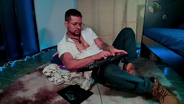 Snapshot of LucasGaeel chatting on 10.05.25 LucasGaeel online show from 10.05.25