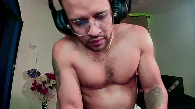 Snapshot of LucasGaeel chatting on 10.11.25 LucasGaeel online show from 10.11.25