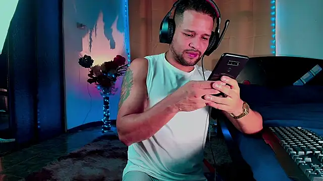 Snapshot of LucasGaeel chatting on 10.24.25 LucasGaeel online show from 10.24.25