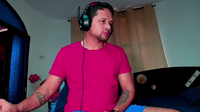 Snapshot of LucasGaeel chatting on 11.18.25 LucasGaeel online show from 11.18.25