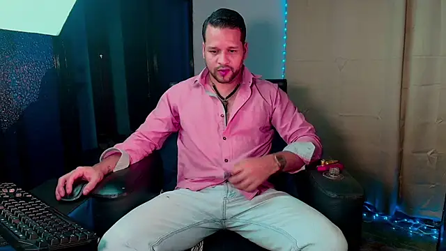 Snapshot of LucasGaeel chatting on 12.14.25 LucasGaeel online show from 12.14.25