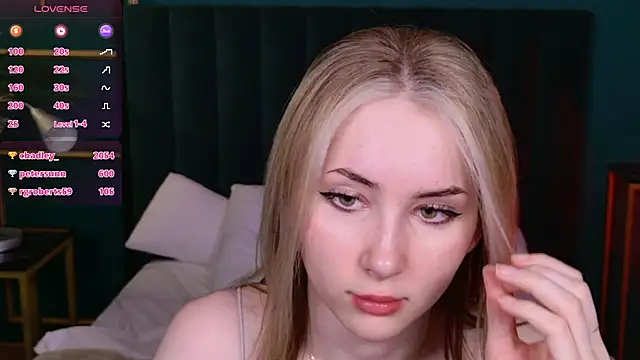 Snapshot of LiraKink chatting on 11.19.25 LiraKink online show from 11.19.25