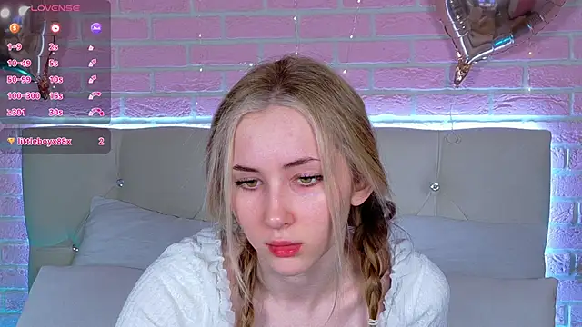 Snapshot of LiraKink chatting on 11.22.25 LiraKink online show from 11.22.25