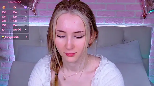 Snapshot of LiraKink chatting on 11.24.25 LiraKink online show from 11.24.25