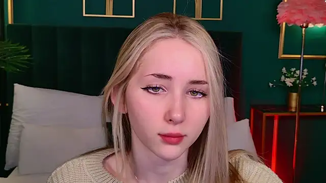 Snapshot of LiraKink chatting on 11.26.25 LiraKink online show from 11.26.25