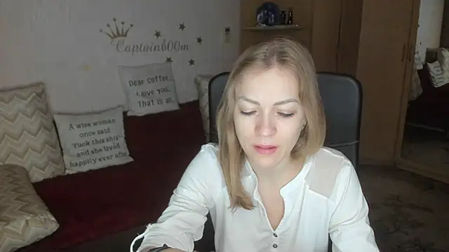 Snapshot of Tiffany_Bates chatting on 10.30.25 Tiffany Bates online show from 10.30.25