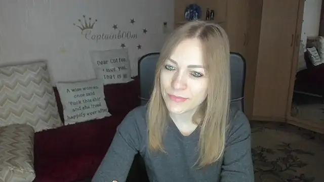 Snapshot of Tiffany_Bates chatting on 12.14.25 Tiffany Bates online show from 12.14.25