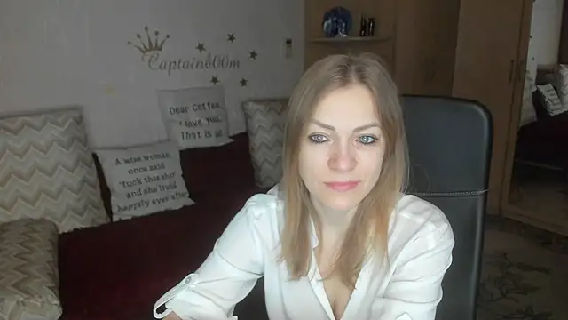 Snapshot of Tiffany_Bates chatting on 12.15.25 Tiffany Bates online show from 12.15.25