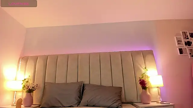 Snapshot of EllaaThorne chatting on 10.27.25 EllaaThorne online show from 10.27.25