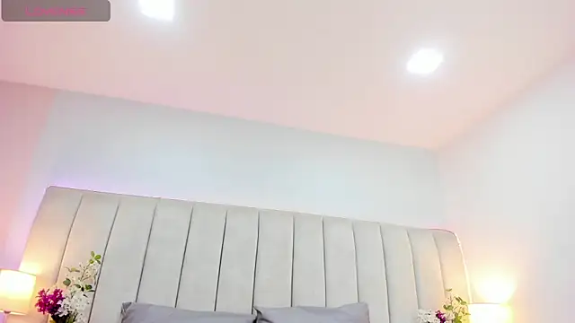 Snapshot of EllaaThorne chatting on 11.18.25 EllaaThorne online show from 11.18.25