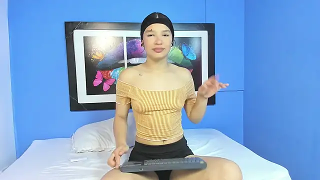 Snapshot of loversvalery chatting on 10.15.25 loversvalery online show from 10.15.25