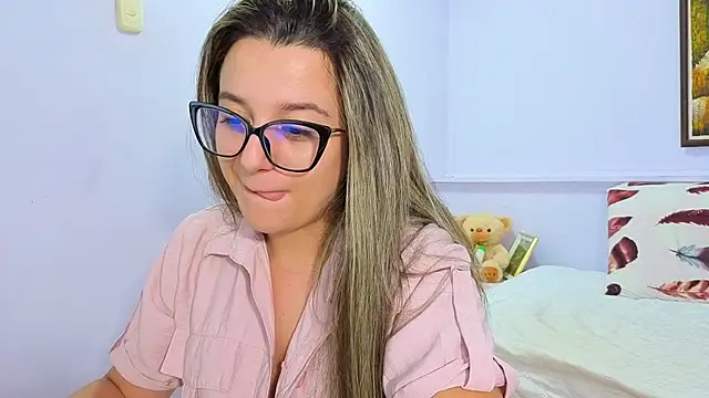 Snapshot of katiaa_lovv chatting on 10.11.25 katiaa lovv online show from 10.11.25