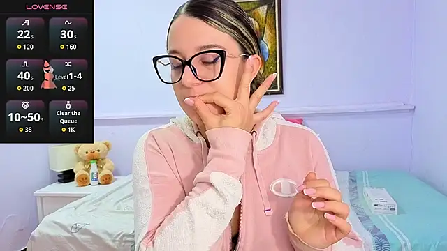 Snapshot of katiaa_lovv chatting on 10.30.25 katiaa lovv online show from 10.30.25