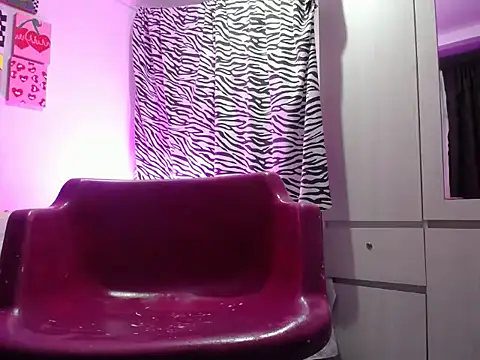 Snapshot of Nahomyyy chatting on 10.27.25 Nahomyyy online show from 10.27.25