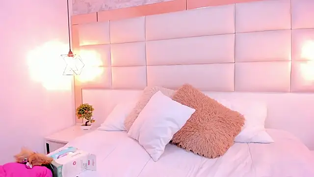 Snapshot of Megane_whitte chatting on 11.21.25 Megane whitte online show from 11.21.25