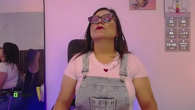 Snapshot of alahia_mellers chatting on 10.25.25 alahia mellers online show from 10.25.25