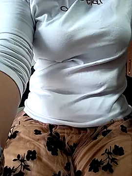 TiffinyLaz online show from 11.04.25