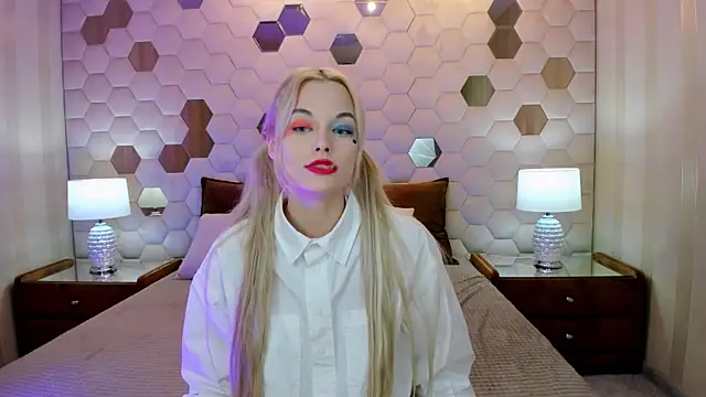 Snapshot of CallMeMargo chatting on 09.25.25 CallMeMargo online show from 09.25.25