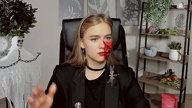 Snapshot of JuneWoods chatting on 10.25.25 JuneWoods online show from 10.25.25