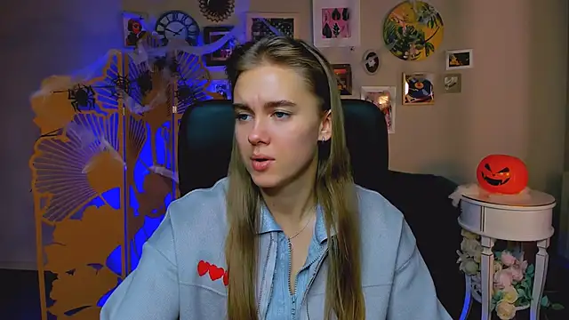 Snapshot of JuneWoods chatting on 10.27.25 JuneWoods online show from 10.27.25