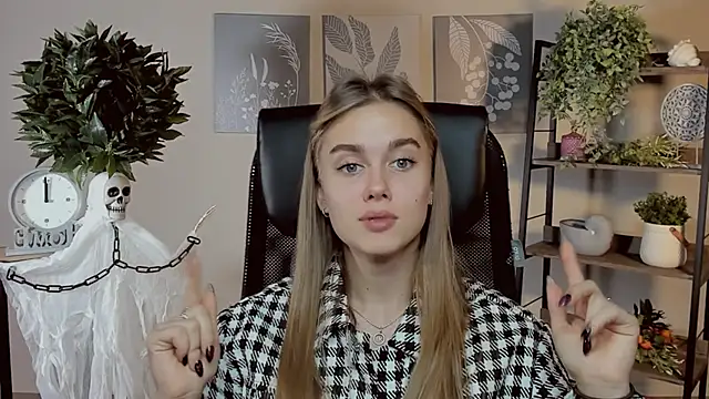 Snapshot of JuneWoods chatting on 10.31.25 JuneWoods online show from 10.31.25