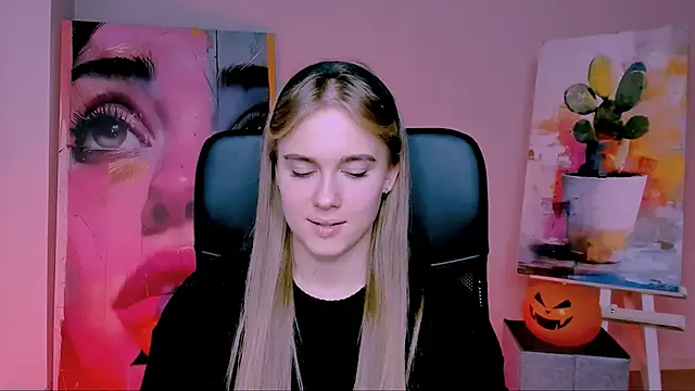 Snapshot of JuneWoods chatting on 11.01.25 JuneWoods online show from 11.01.25