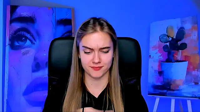 Snapshot of JuneWoods chatting on 11.07.25 JuneWoods online show from 11.07.25