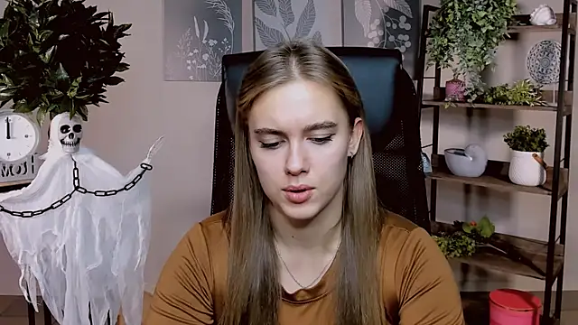 Snapshot of JuneWoods chatting on 11.08.25 JuneWoods online show from 11.08.25