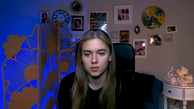 Snapshot of JuneWoods chatting on 11.10.25 JuneWoods online show from 11.10.25