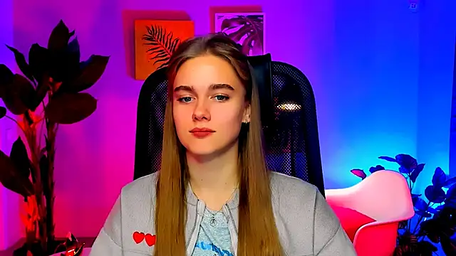 Snapshot of JuneWoods chatting on 11.13.25 JuneWoods online show from 11.13.25